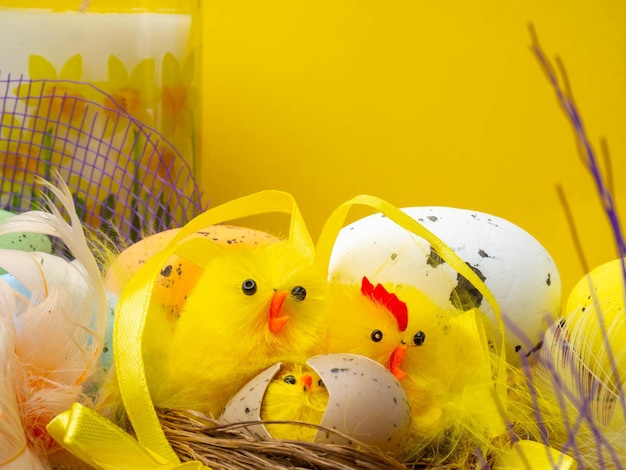 Ostern Zusammensetzung bunte Eier Huhn in Nestfarbe Feder