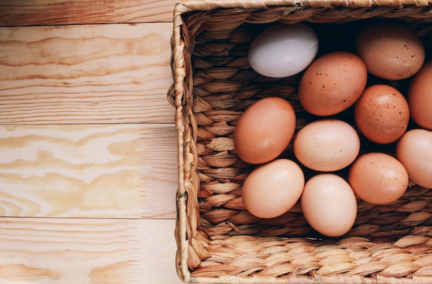 Ostern-zusammensetzung mit wachteleiern auf farbhölzernem hintergrund raum für text