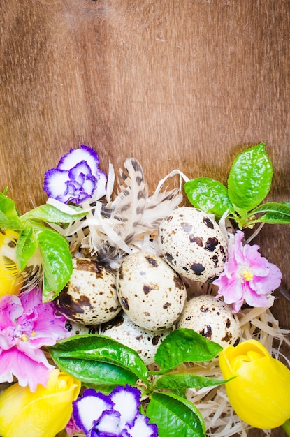 Ostern Zusammensetzung von Eiern und Frühlingsblumen.