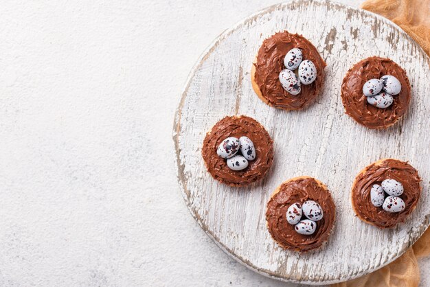 Osterplätzchen in Form eines Nestes mit Eiern