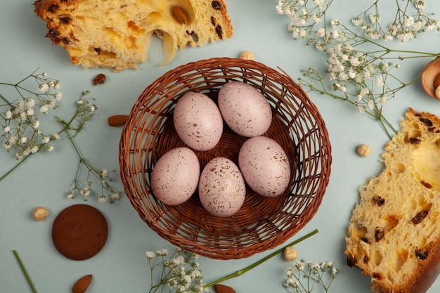 Osterrahmen mit Eiern.