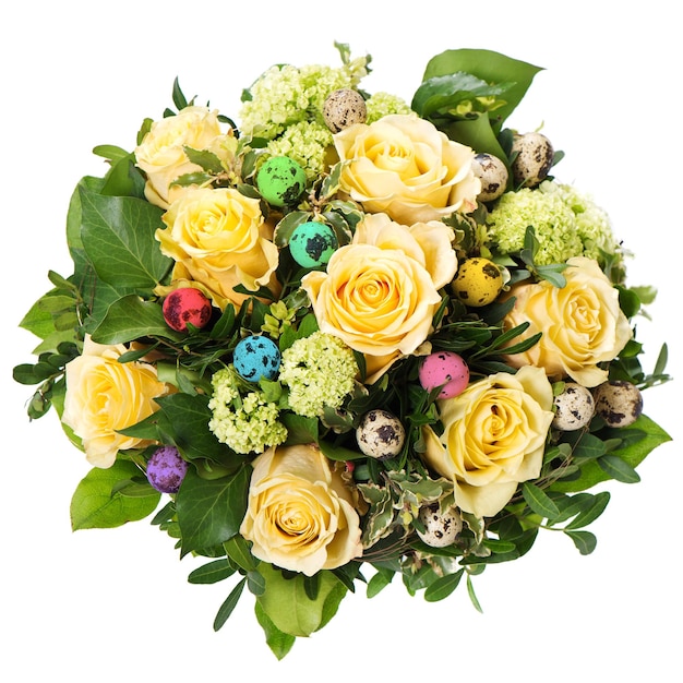 Osterrosen-Bouquet mit farbigen Eiern isoliert auf weißem Hintergrund