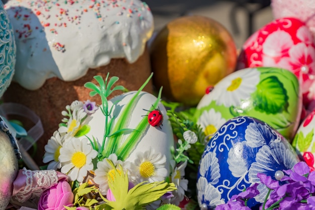 Osterstraßenfest in Moskau, Russland. Weidenkorb voller bemalter Ostereier, Kuchen und Blumen.