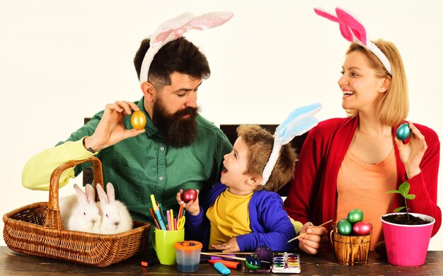 Ostertag, glückliche Familie, die Eier malt, Mutter, Vater und Sohn, die sich auf den Urlaub vorbereiten