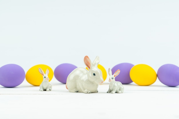 Ostertag kleine Familie Hase Kaninchen mit verzierten Eiern