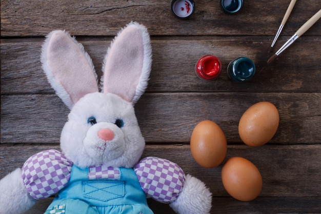 Foto ostertag mit eiern, farbe und kaninchen