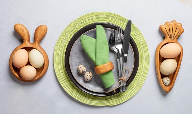 Foto ostertisch runde und hölzerne teller als kaninchen und karotten grüne servietten organische eier besteck