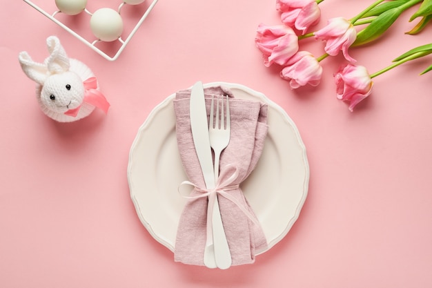 Ostertischdekoration mit Blumendekor auf rosa Tisch