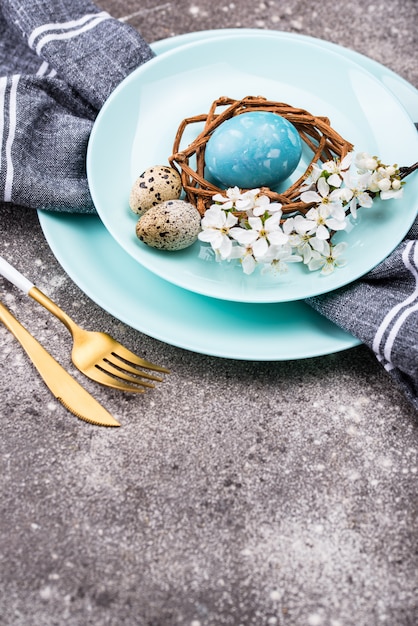 Ostertischgedeck mit blauem Ei