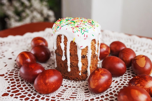 Osterzeit Traditionelle handgefertigte Ostereier auf dem Tisch Kopieren Sie Platz