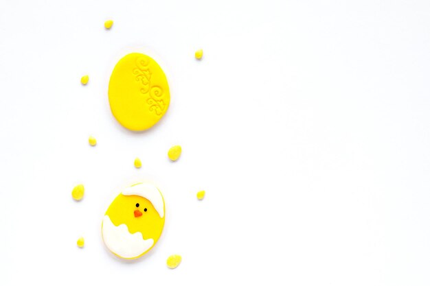 Osterzuckerdekor in Form eines Eies und eines Huhns auf weißem Hintergrund mit leerem Kopierraum