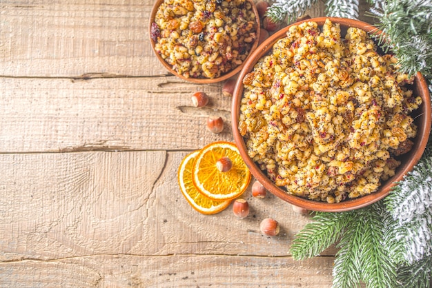 Osteuropäisches, russisches, ukrainisches, slawisches traditionelles Weihnachtsessen, süßes Kutya, mit getrockneten Früchten, Mohn und Nüssen