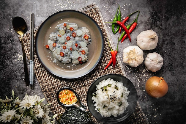 Ostras y arroz japonés en un fondo negro