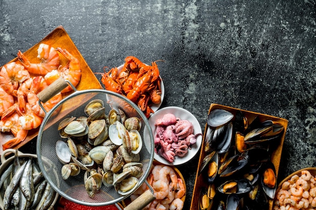 Foto ostras en colador con pulpitos de gambas y cigalas