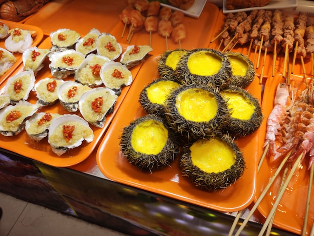 Ostras de comida de mar nacional de cultura asiática e ouriços do mar Lula na ilha de Hainan China na cidade de Sanya