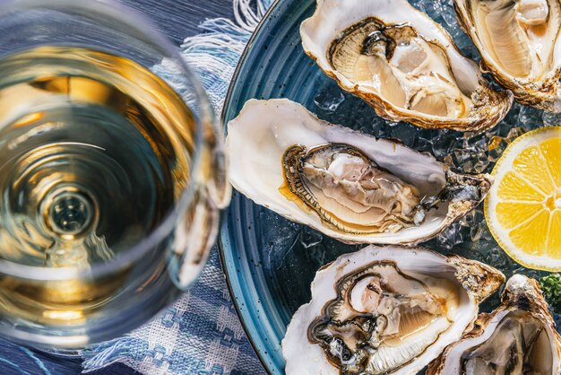 Ostras frescas com gelo limão e vinho branco.