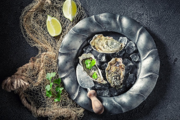 Ostras frescas y deliciosas con limones y cilantro