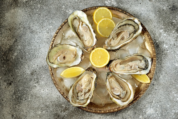 Ostras frescas con rodajas de limón en un plato