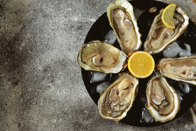 Ostras frescas con rodajas de limón en un plato