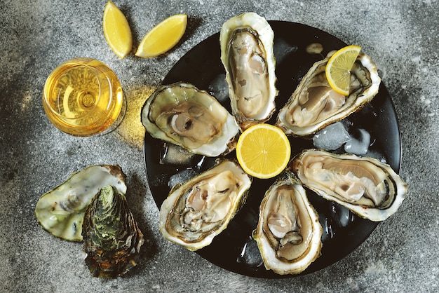 Ostras frescas con rodajas de limón en un plato