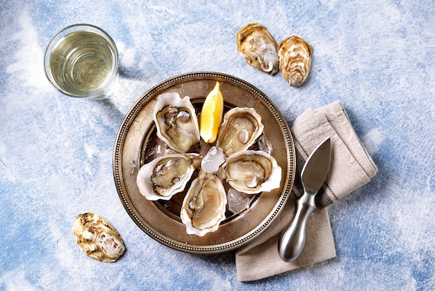 Ostras de mar frescas en un plato