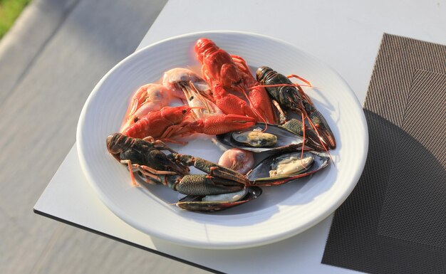 ostras en un plato en un restaurante