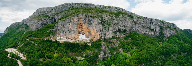 Ostrog Kloster in Montenegro das einzigartige Kloster im Felsen