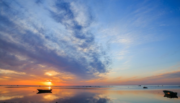 Ostsee am frühen Morgen goldener Sonnenaufgang über dem Meer Fischerboote auf dem Meer vor dem Hintergrund von Sonnenaufgang und Sonnenlicht Kurzeme Lettland