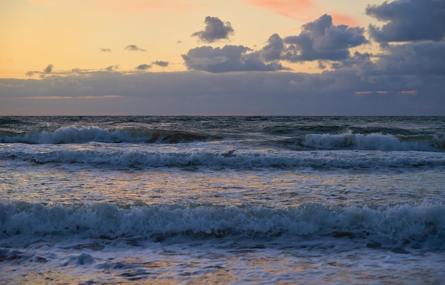 Ostsee gegen dramatischen bewölkten Himmel bei Sonnenuntergang