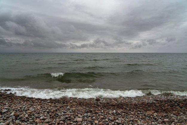 Ostsee und ein Kiesstrand an einem bewölkten Sommertag Gebiet Svetlogorsk Kaliningrad Russland