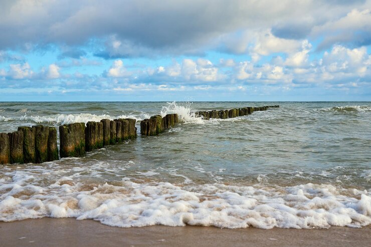 Foto ostseeküste gegen schönen bewölkten himmel
