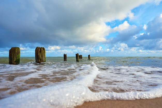 Ostseeküste gegen schönen bewölkten Himmel