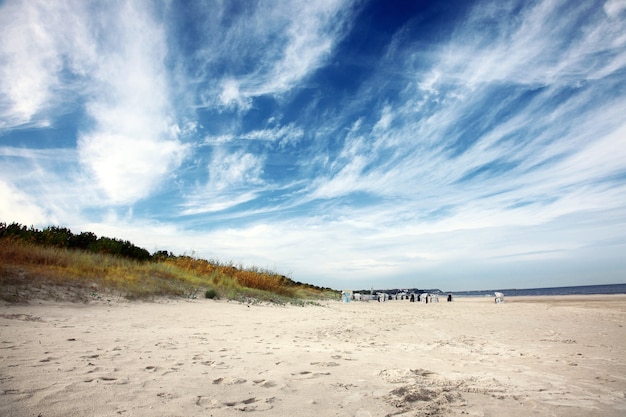 Ostseestrand mit Dünen und Meerblick. Urlaub-Hintergrund.