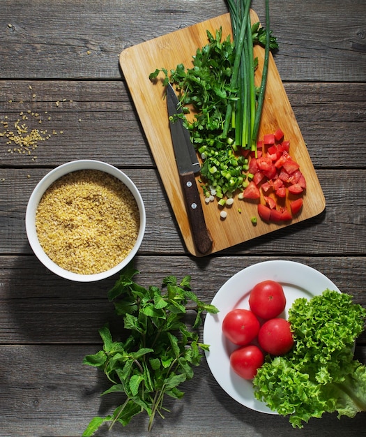 Osttellersalat tabouleh mit gekochtem Bulgur mit Kräutertomatenzitrone gekleidet mit Olivenöl auf a