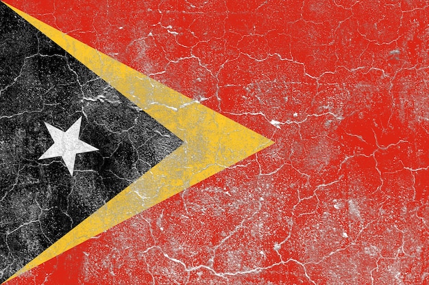 Osttimor-Flagge auf einer beschädigten alten Betonwandoberfläche