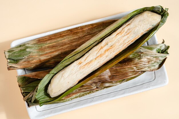 Otak otak hecho de carne de pescado molida mezclada con especias y envuelta en hojas de plátano