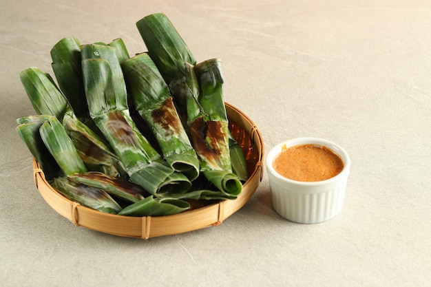 Otak otak Palembang. A comida tradicional de Palembang é uma espécie de lanche de bolinhos de peixe grelhados