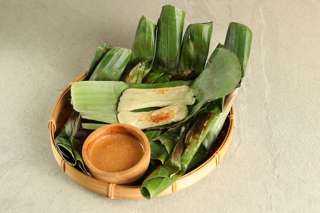 Otak otak Palembang. A comida tradicional de Palembang é uma espécie de lanche de bolinhos de peixe grelhados