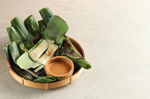 Otak otak Palembang. La comida tradicional de Palembang es una especie de bocadillo de pasteles de pescado a la parrilla