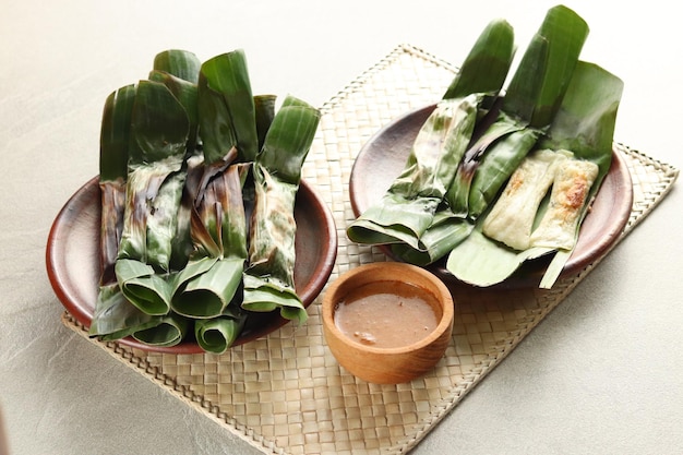 Otak Otak Palembang. Traditionelles Essen aus Palembang ist eine Art Snack aus gegrillten Fischfrikadellen