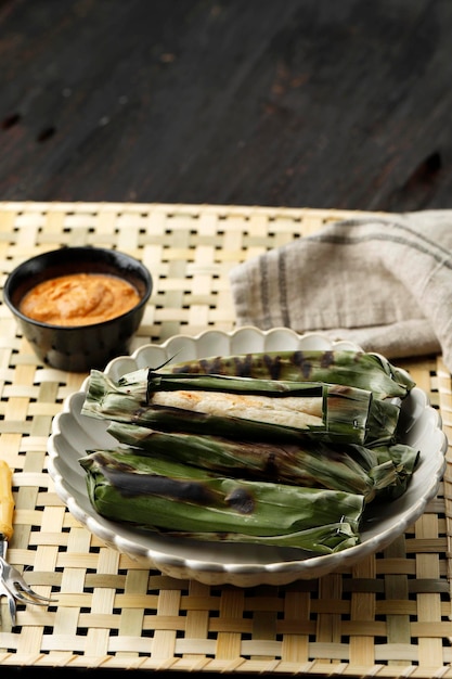 Otakotak Tengiri com molho de amendoim feito de peixe e farinha com folhas de bananeira e grill