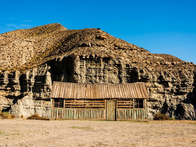 Ótima vista do deserto de Tabernas com abrigo de madeira para o set de filmagem em Almeria, Andaluzia, Espanha