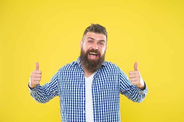 Ótimo trabalho homem barbudo moderno barba elegante fundo amarelo dicas de barbeiro mantêm a barba cuidados elegantes com barba e bigode aparência hipster expressão emocional moda de barba e conceito de barbeiro