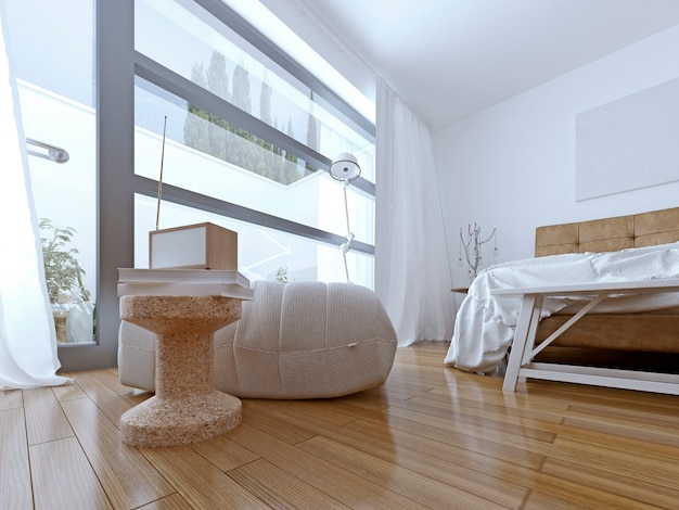 Otomana blanca con mesa baja y decoración en un dormitorio moderno.