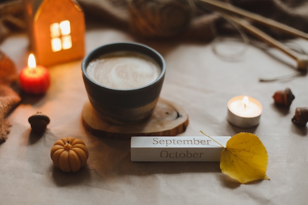 Otoño acogedor interior de la casa con una taza de velas plaid hygge decoración para el hogar halloween y concepto de acción de gracias