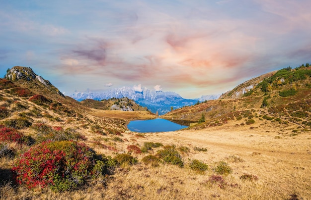 Otoño alpino Kleiner Paarsee o lago Paarseen Land Salzburgo Austria Alpes Hochkonig rocky mountain group vista en lejos