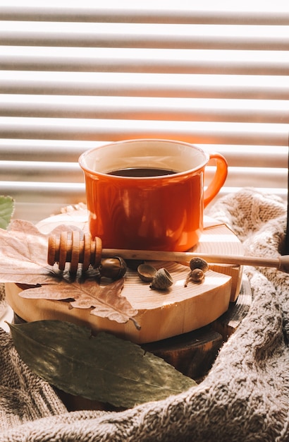 Otoño, ambiente acogedor, té caliente, café en la ventana del alféizar de la ventana.