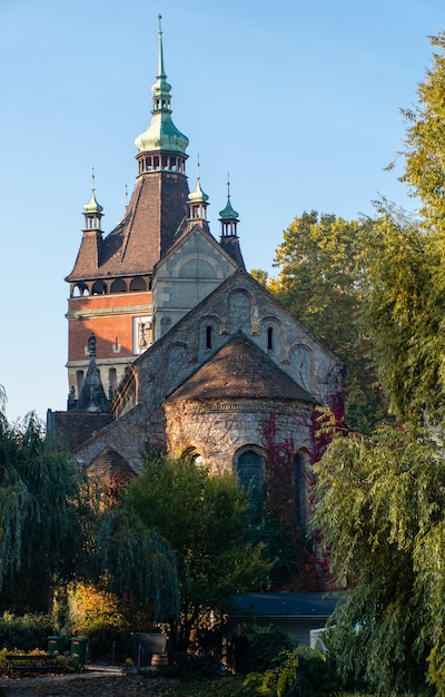 Otoño en Budapest, castillo de Vajdahunyad en el sol de la mañana, paisaje urbano