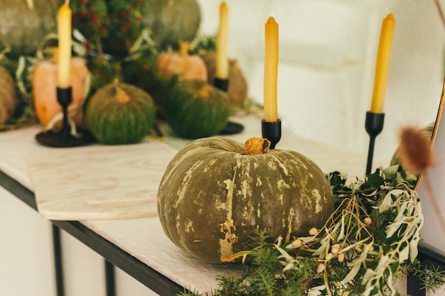 Otoño con calabaza de cerca en la mesa