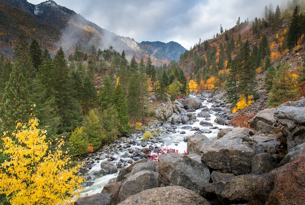 Foto otoño en el carámbano en leavenworth